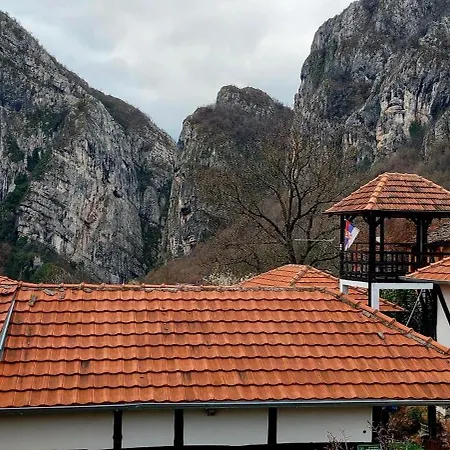 Golemi Kamik Vlasi 2 公寓 *